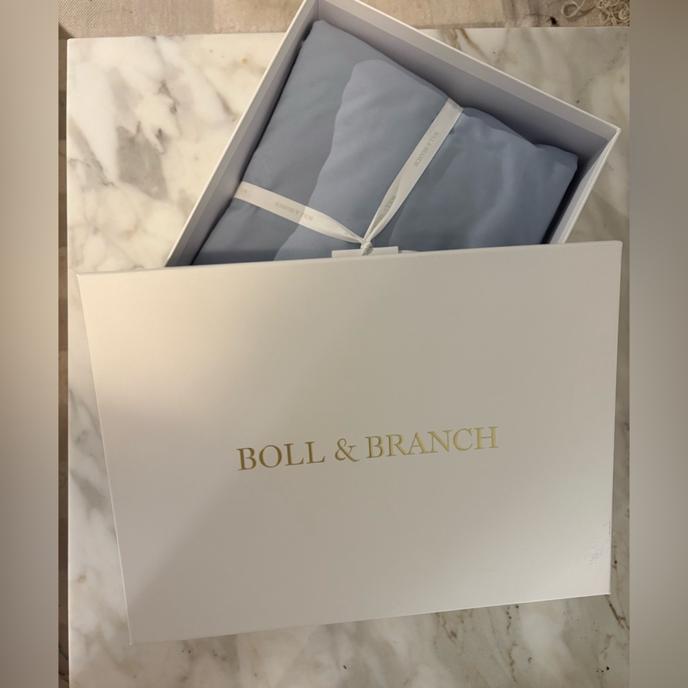 Boll & Branch NWT signature duvet cover and shams king size hydrangea blue gray - Picture 5 of 5